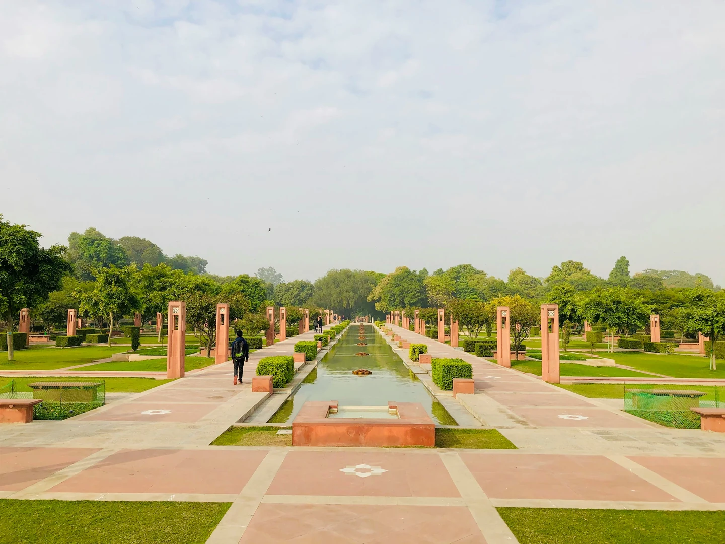 सुंदर नर्सरी में लंबा रास्ता